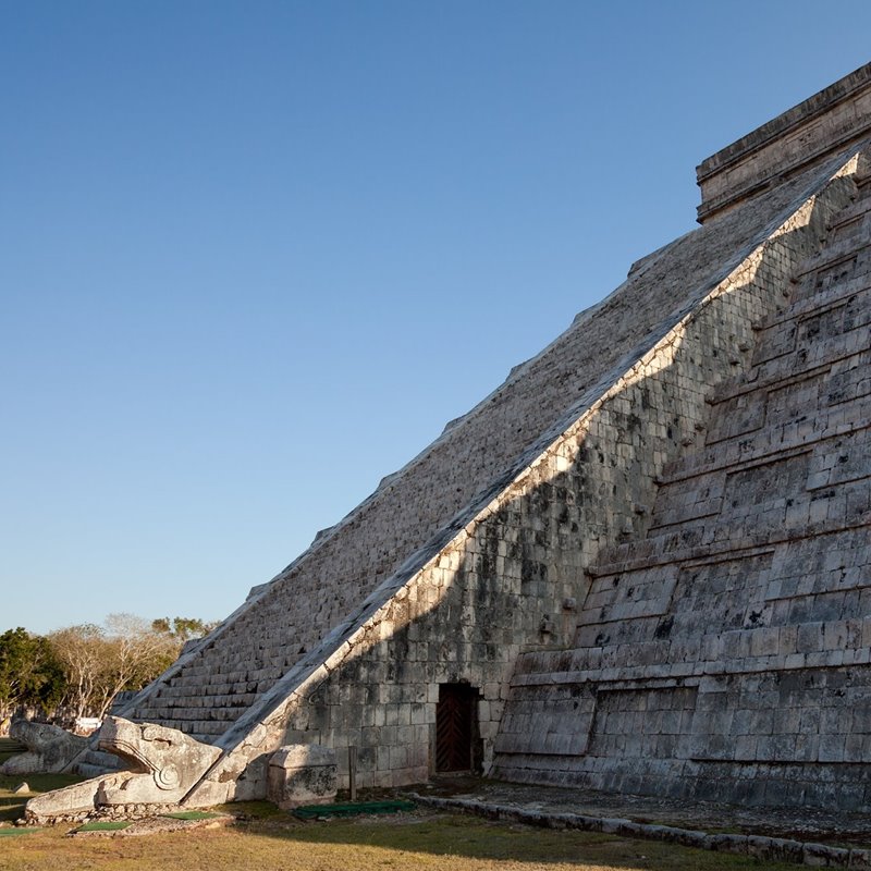 Solsticio de verano en la pirámide de Chichen Itzá en México.