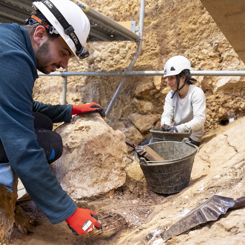 Edgar Téllez, miembro del Equipo de Investigación de Atapuerca, excavando en el cuadro K29 donde apareció el hallazgo en la Sima del Elefante. 