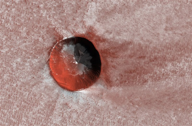 Cráter polar en Marte, relleno parcialmente de hielo
