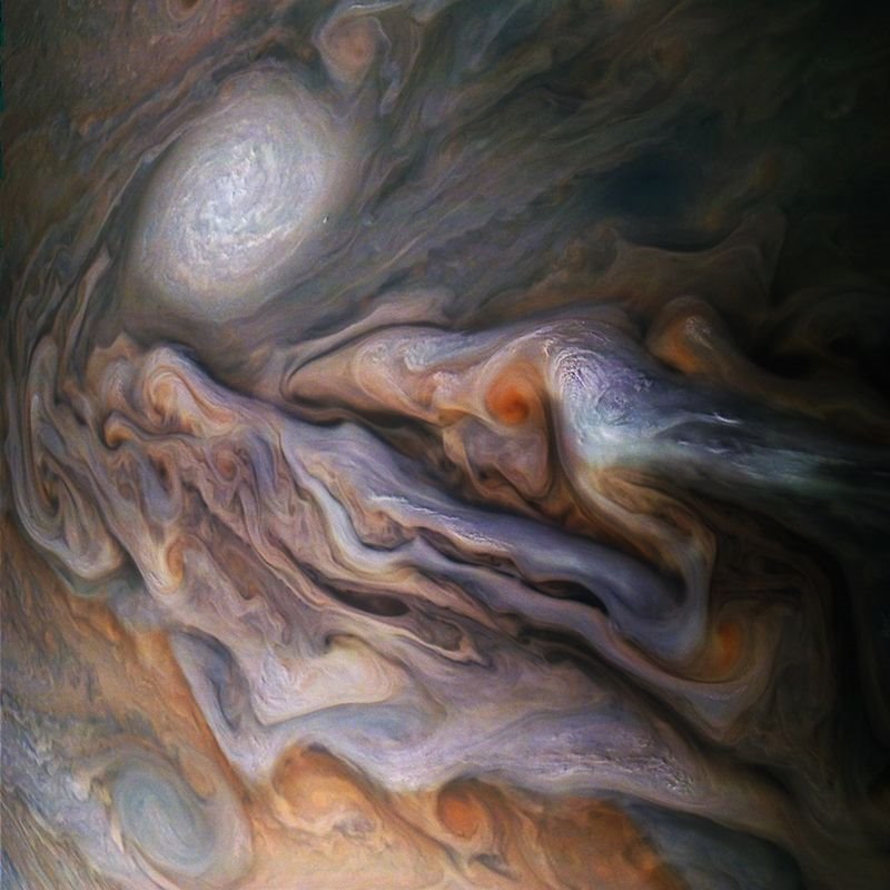 Tormenta y remolino en Júpiter