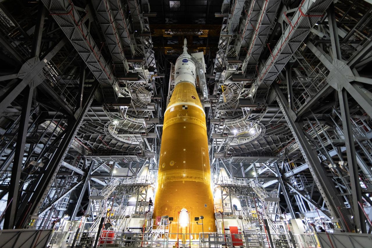 El cohete SLS de Artemis I y la nave espacial Orion en fase de ensamblaje