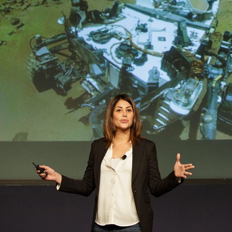 Diana Trujillo, directora de vuelo de la NASA:  "Tenemos que demostrar que podemos vivir en la Luna, después empezaremos a viajar y colonizar otros planetas"