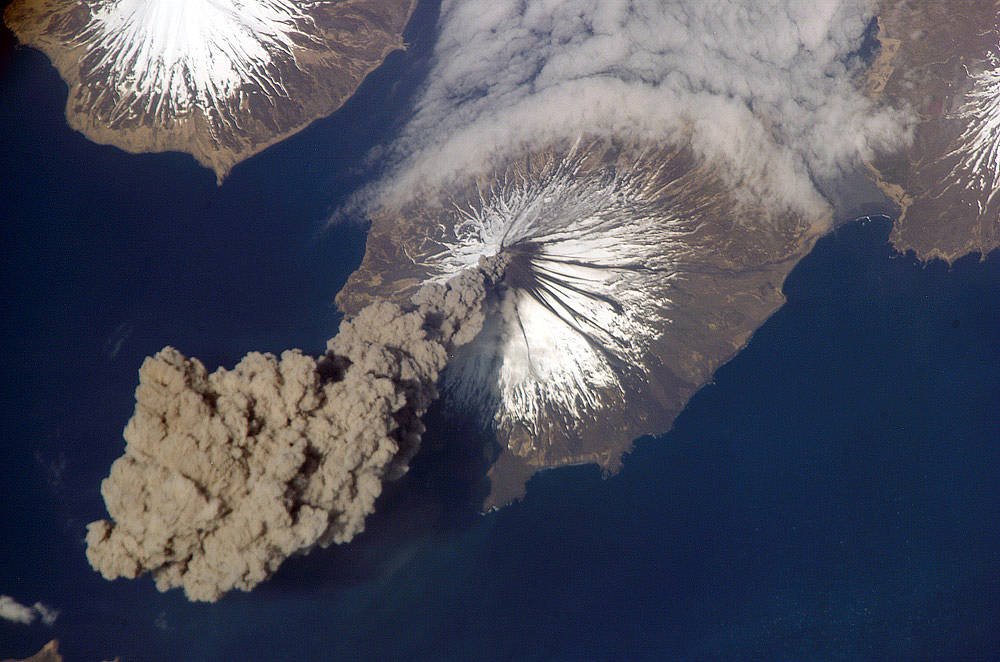Un volcán en plena erupción