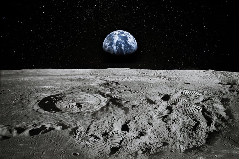Luna está a 384,400 km del planeta Tierra.