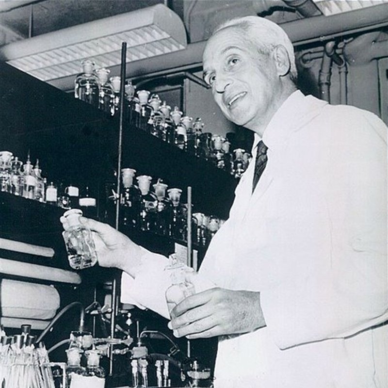 FotografÍa de Severo Ochoa tomada en su laboratorio en 1950.