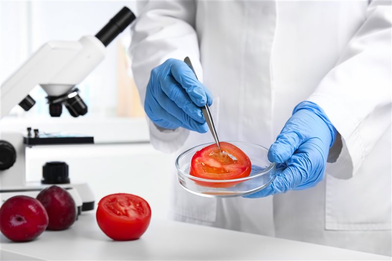 Múltiples organismos públicos controlan en el laboratorio la posible presencia de tóxicos en los alimentos.