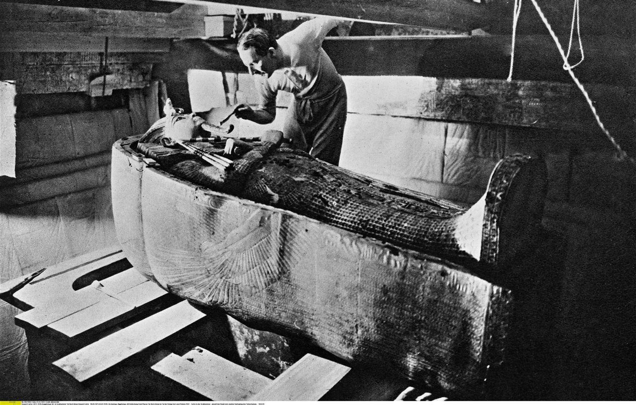 Howard Carter analizando uno de los sarcófagos de Tutankhamon