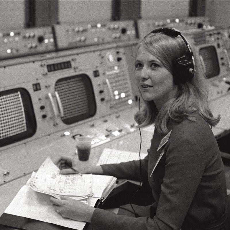 Frances Marian "Poppy" Northcutt en el centro de mando de las misiones Apolo de la NASA