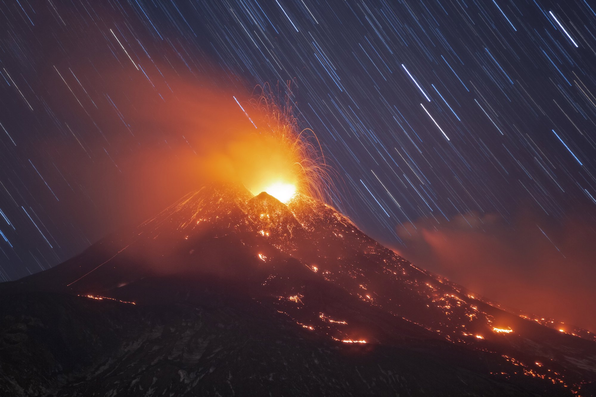 star-trails-and-lava_08f29118_221201171856_2000x1333.jpg