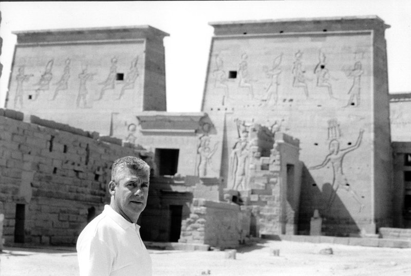 Jordi Clos ante el pilono del templo de Isis en File.
