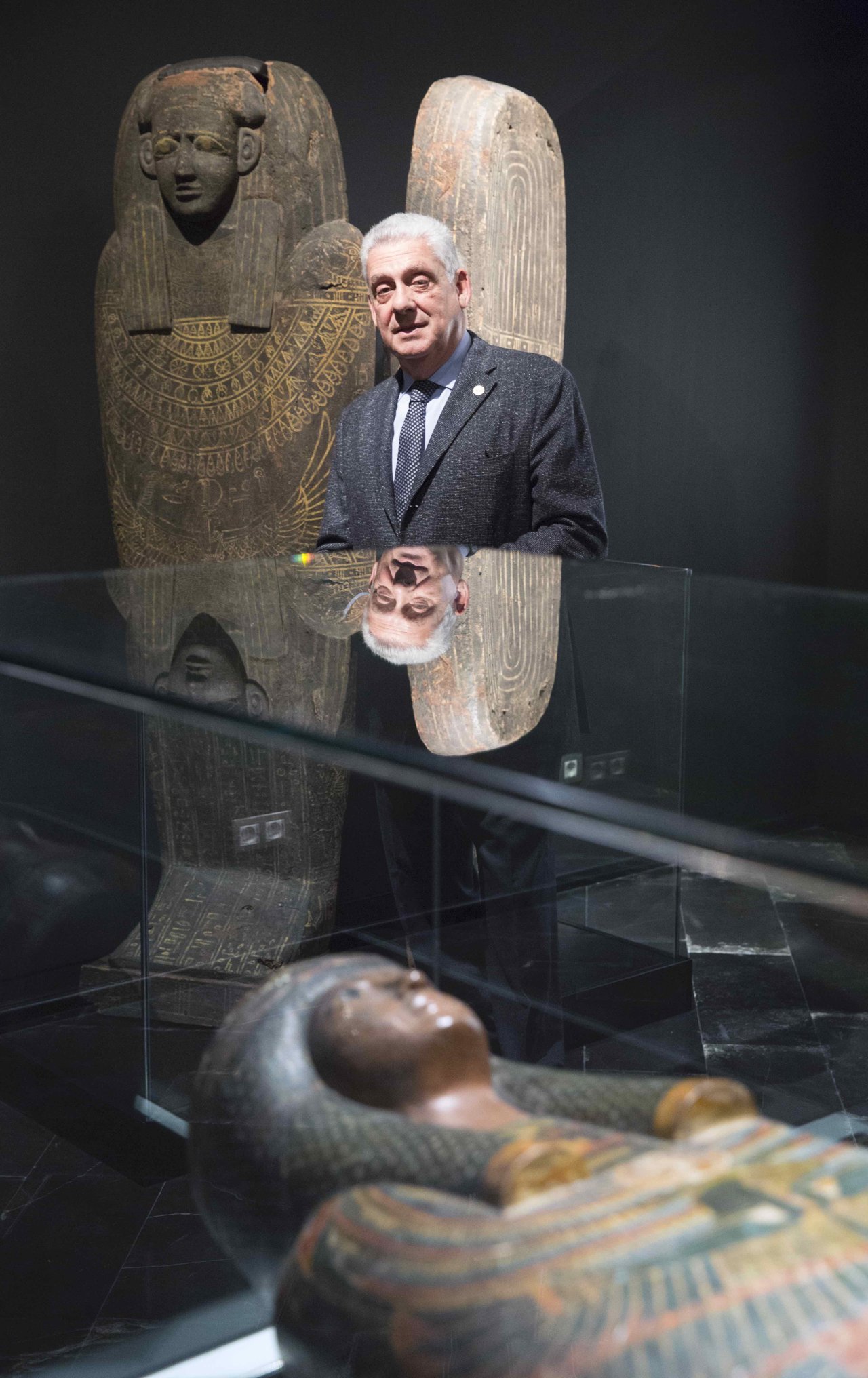 Jordi Clos, presidente de la Fundación que lleva su nombre, en el Museo Egipcio de Barcelona, entre el sarcófago de Unnefer y la Dama de la Casa Dyedmontuiuesanj.