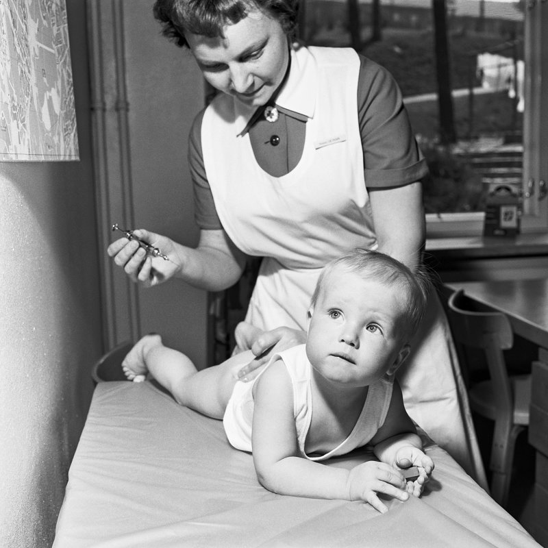 Un bambino viene vaccinato in una clinica di maternità a Topelito nel 1961.