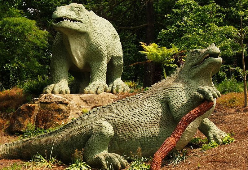 Estatuas de Iguanodon (poco exactas científicamente) creadas para la exhibición en el Crystal Palace de Londres