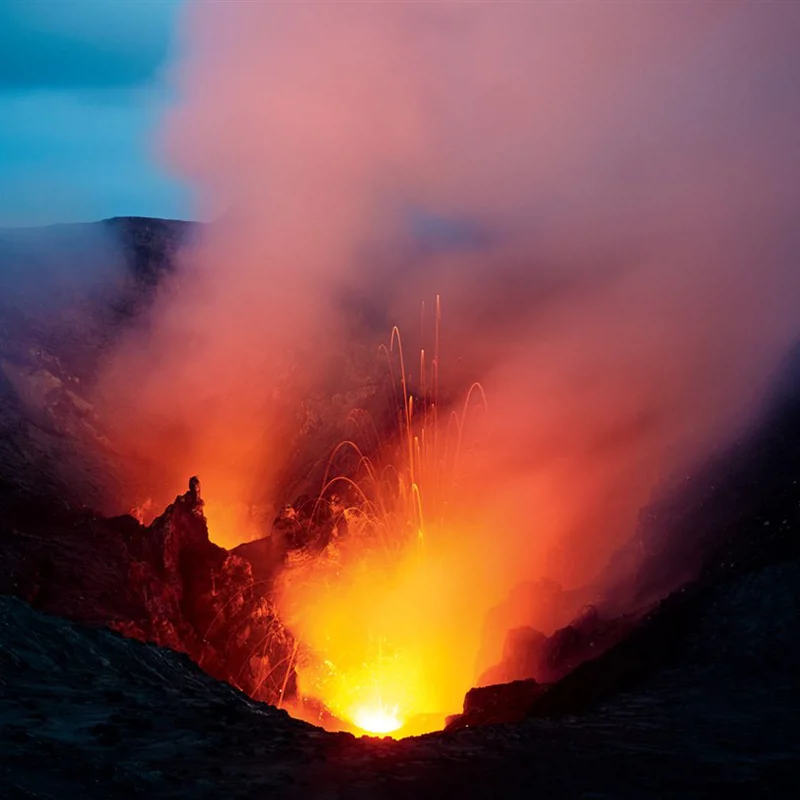 imagen de los dos crateres del volcan yasur situado en vanuatu en plena erupcion este es uno de los volcanes de la melanesia que yves moussallam premio rolex a la iniciativa ha explorado 0c822104