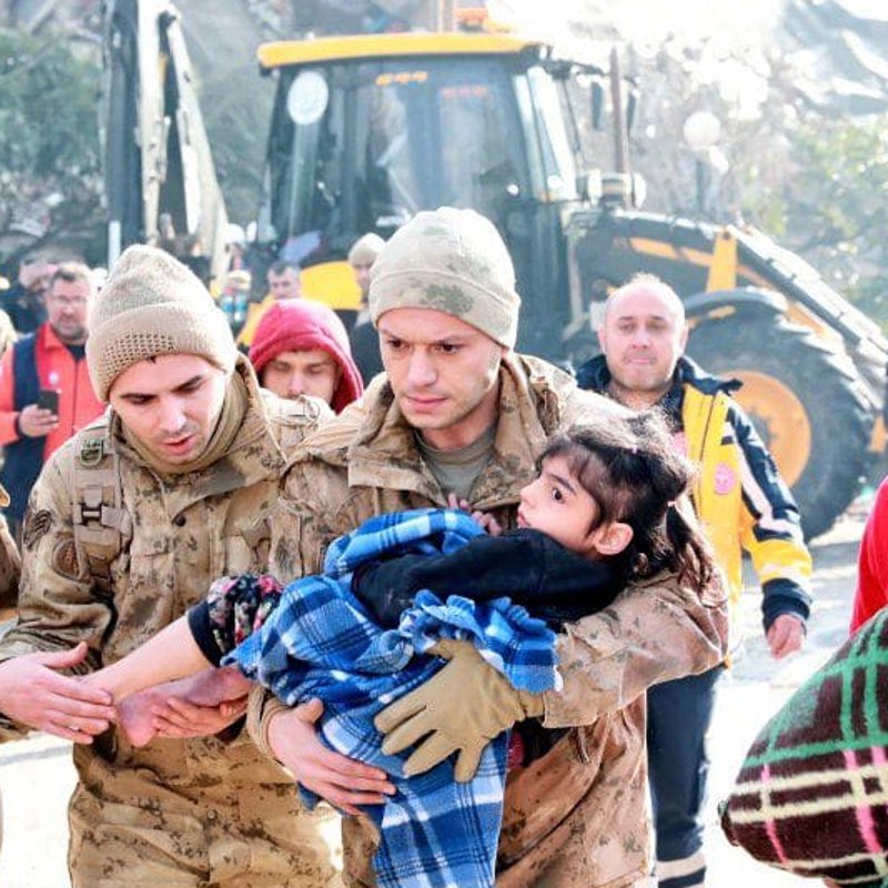 El rescate de los supervivientes: un foco de esperanza tras los terremotos de Turquía y Siria