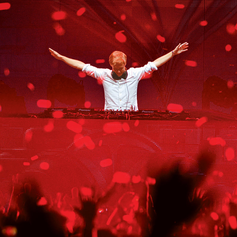 Actuación del DJ Armin van Buuren en California