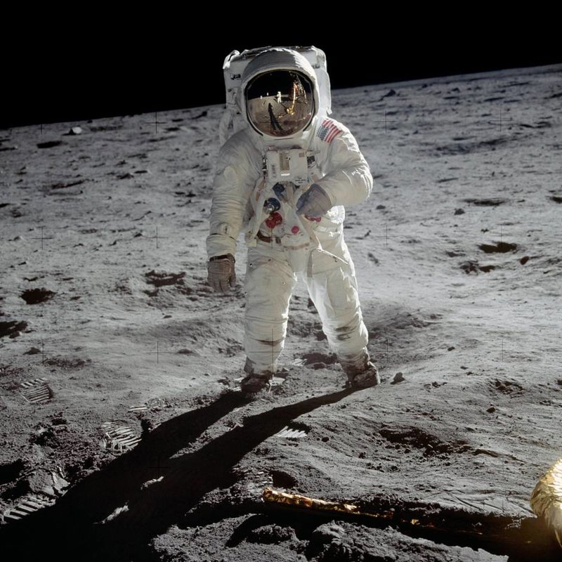 ¿Por qué los trajes espaciales de los astronautas de las expediciones lunares son blancos?  