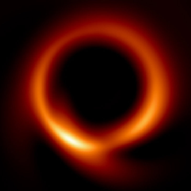 La inteligencia artificial ha permitido mejorar la primera imagen de un agujero negro