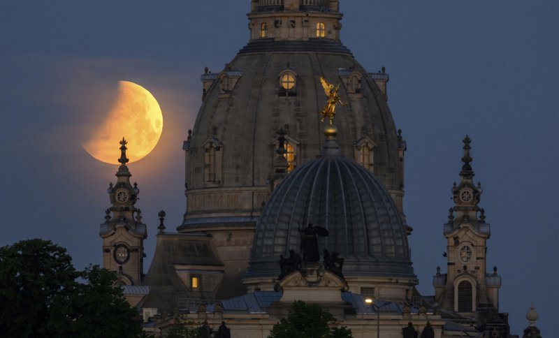 El eclipse de Luna se vio así de espectacular en Dresde, Alemania, el lunes 16 de mayo de 2022. 