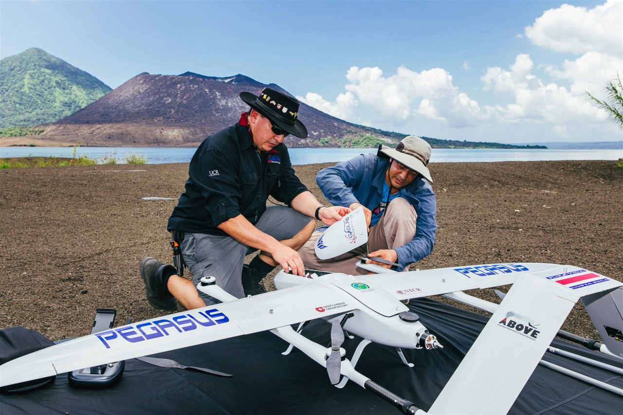 Jorge Andrés Díaz y Alfredo Alan preparan al dron para una maniobra de despegue.