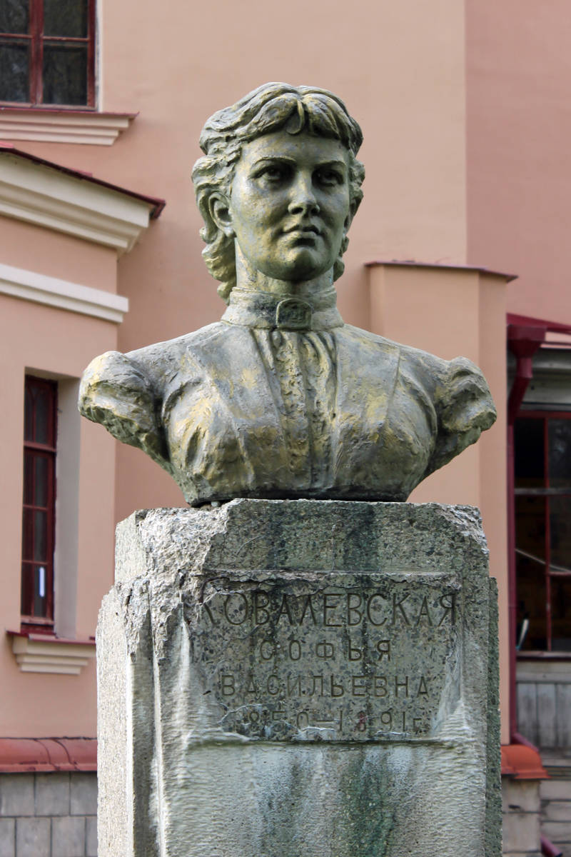 Polibino, región de Pskov, Rusia - 30 de abril de 2018: Monumento a la primera matemática rusa Sofia Kovalevskaya frente a la casa de sus padres en la finca Korvin-Krukovsky