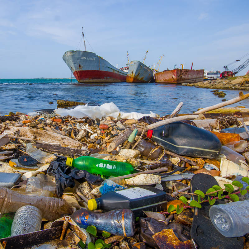 Residuos y contaminación a orillas de la playa en la ciudad de Colón en Panamá