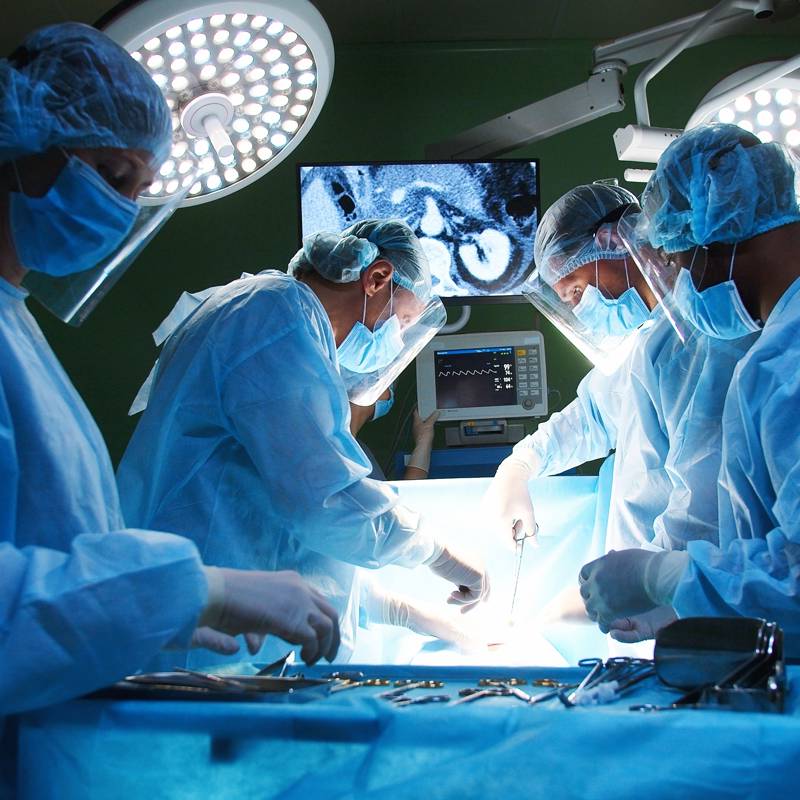 Equipo de médicos realiza un trasplante de corazón.