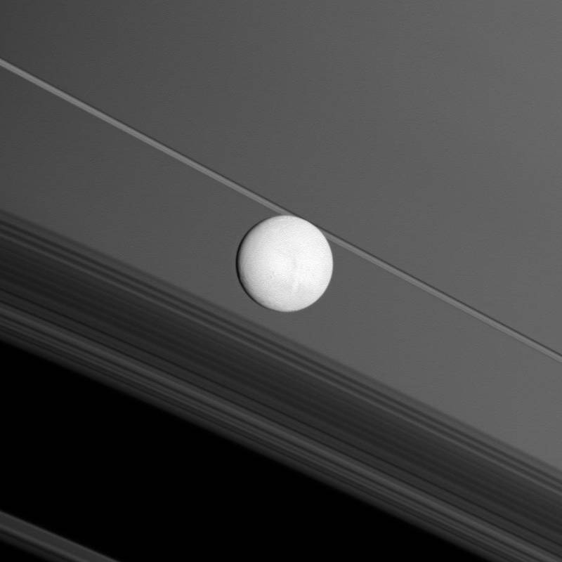Detectan moléculas fundamentales para la vida en la luna Encélado de Saturno 