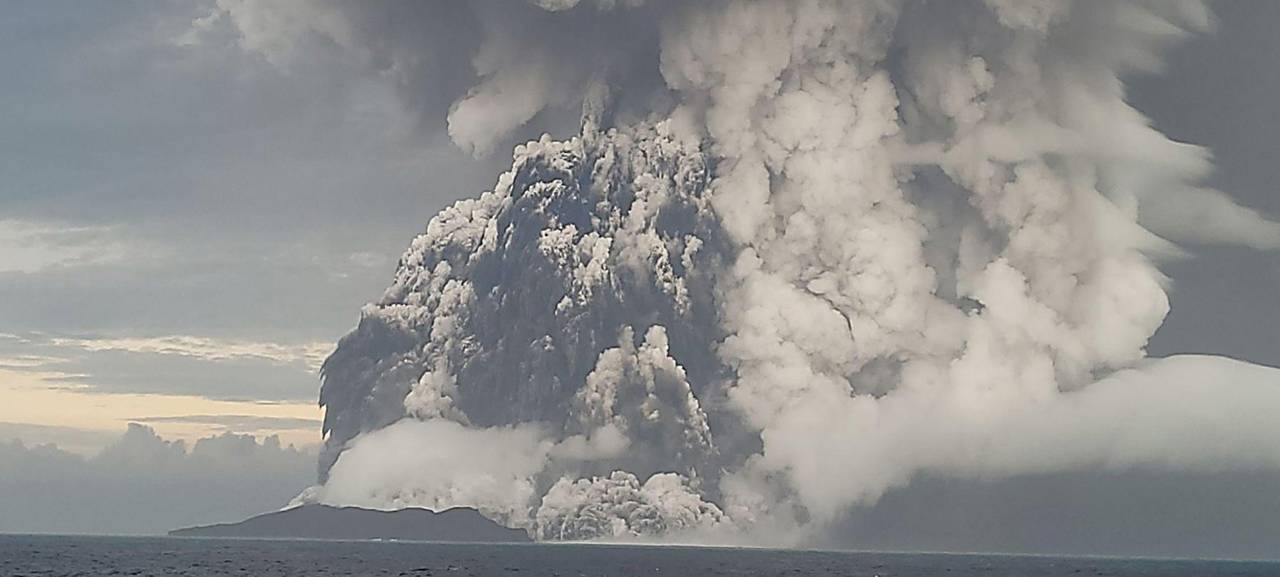 El volcán submarino Hunga Tonga-Hunga Ha'apai en plena erupción el pasado 15 de enero de 2022.