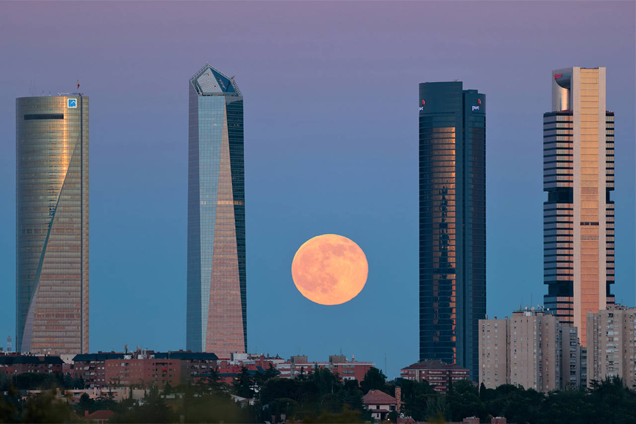 superluna-entre-los-rascacielos-de-madrid-desmontando-una-fotografia_4e02a04a_231013124115_1280x854.jpg
