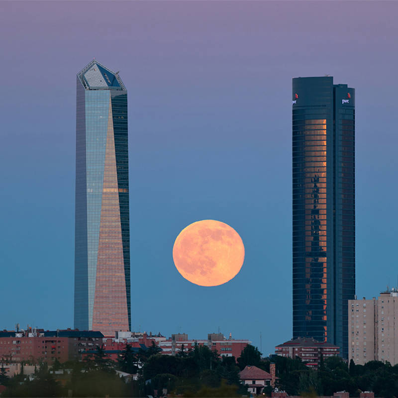 Superluna entre los rascacielos de Madrid: desmontando una fotografía