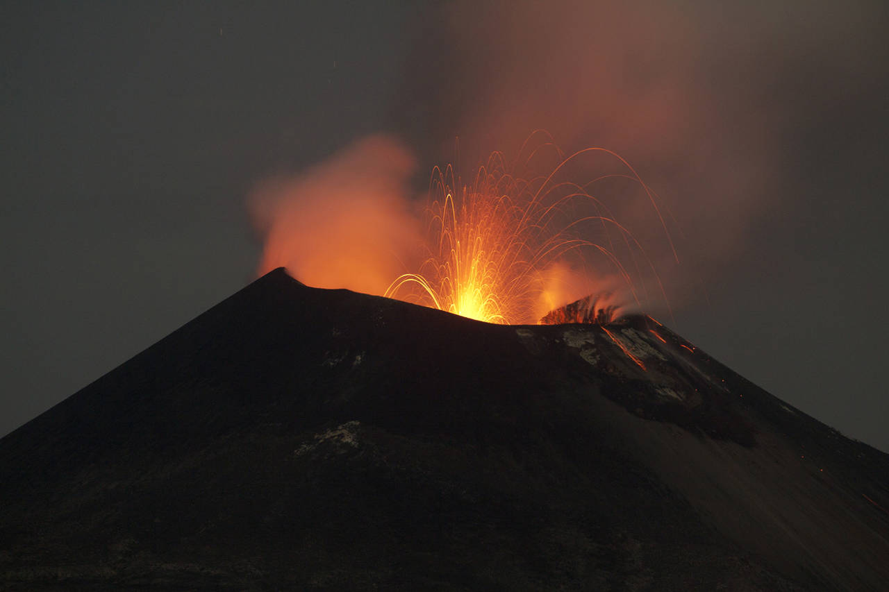 Erupción del volcán Anak Krakatau