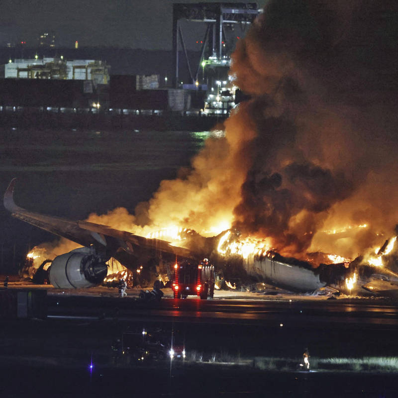Pánico en el aeropuerto: un avión se incendia en la pista de aterrizaje en Japón 