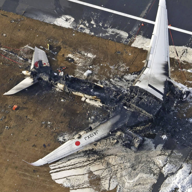 Evacuación modelo: así escaparon todos los pasajeros del accidente en Japón