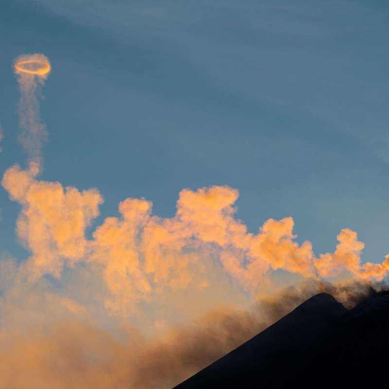 El Etna está expulsando espectaculares anillos de humo al cielo... y no es la primera vez