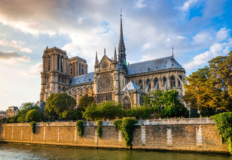 La catedral de Notre Dame de París junto al Sena.