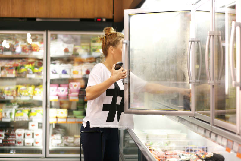 Mujer comprando comida congelada