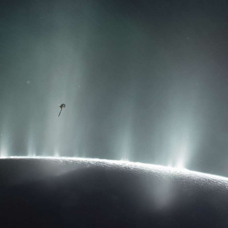 Encélado, la luna de Saturno, expulsa gigantescos chorros de hielo, y ahora sabemos por qué