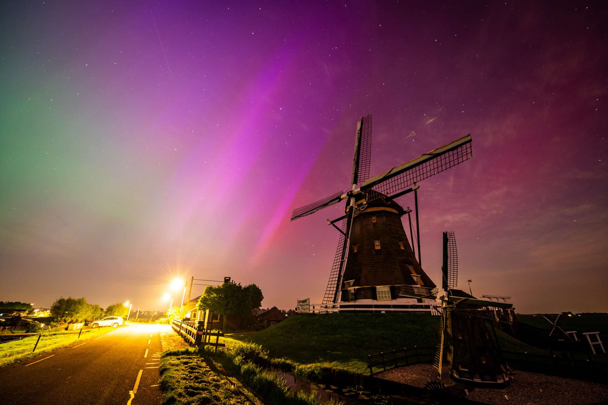 AARLANDERVEEN - The northern lights can be clearly seen above the Molenviergang of Aarlanderveen. ANP JOSH WALET netherlands out - belgium out(Photo by Josh Walet/ANP/Sipa USA)