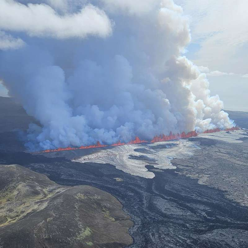 Una nueva erupción volcánica en Islandia deja una cortina de fuego