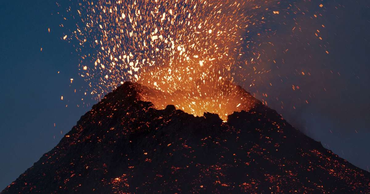 The relationship between Etna and Stromboli volcanoes: together, but not mixed