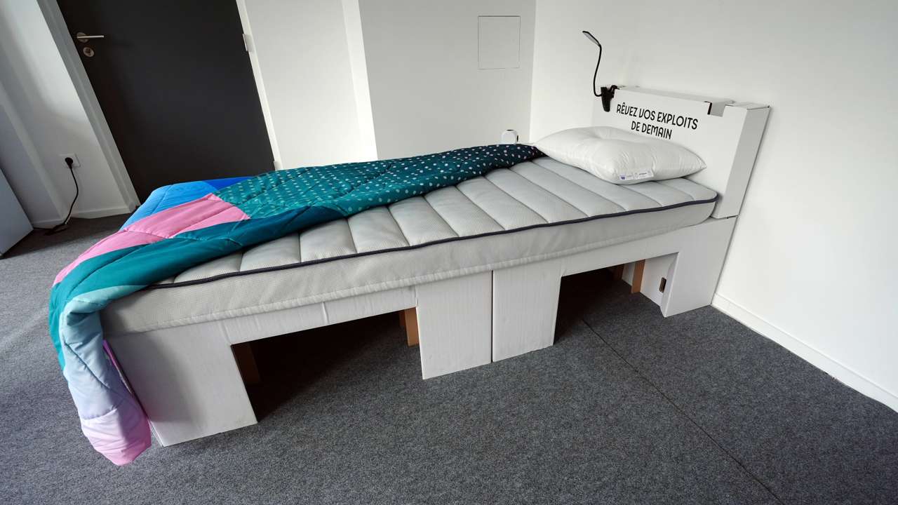 Los atletas olímpicos prueban las camas de cartón de París 2024