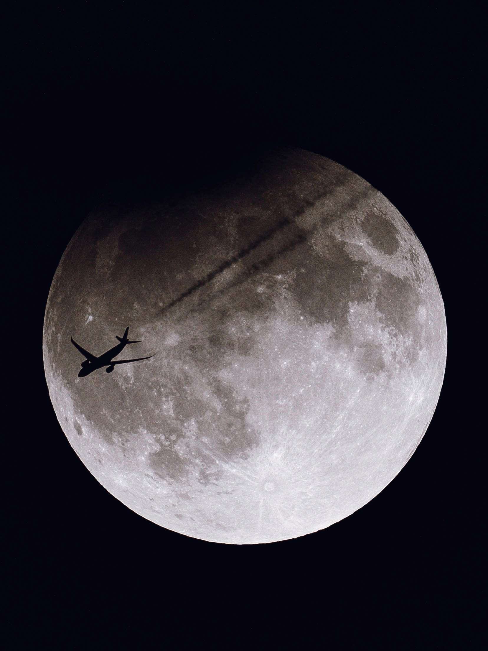 eclipse-lunar-superluna-wisconsin2_8d542add_240918093431_1656x2208.jpg