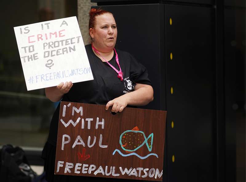 Paul Watson protesta