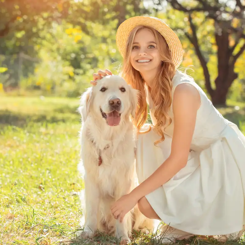 Chica y golden (iStock, Sergei Gnatiuk) (1)   copia