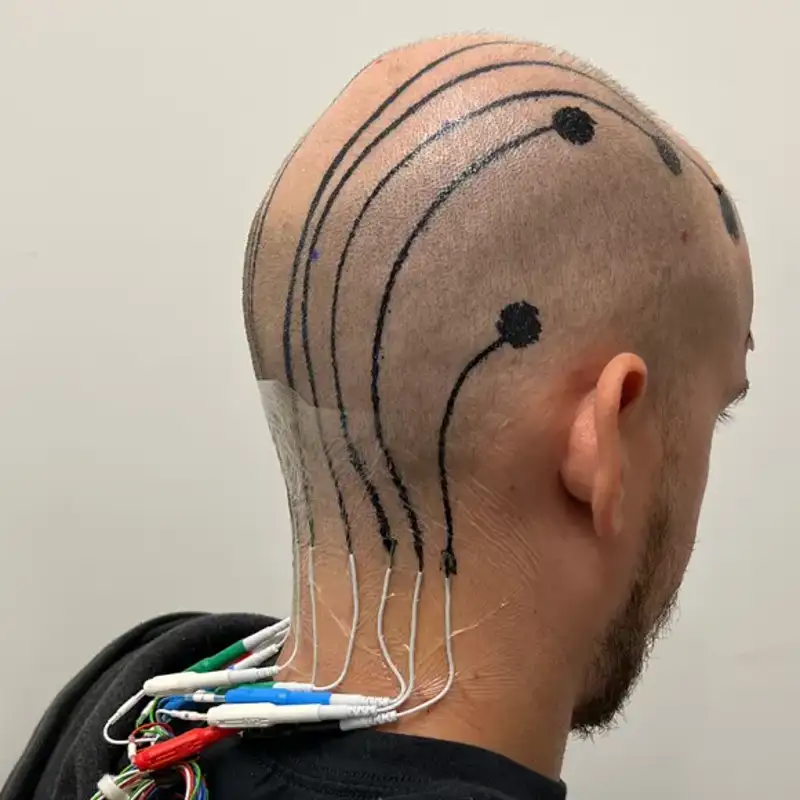 Crean un tatuaje electrónico que 'lee' el cerebro incluso con cabello