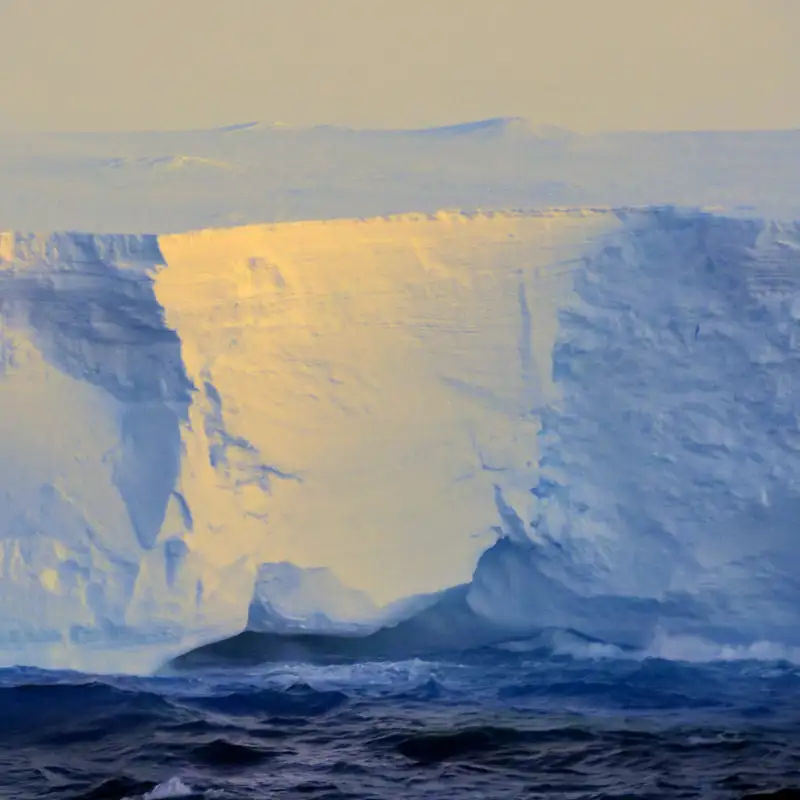El iceberg más grande del mundo se ha roto y va a la deriva por el océano Austral