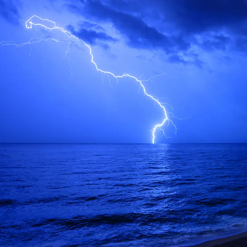 Las fotos de nuestros lectores: Una increíble tormenta eléctrica en el mar