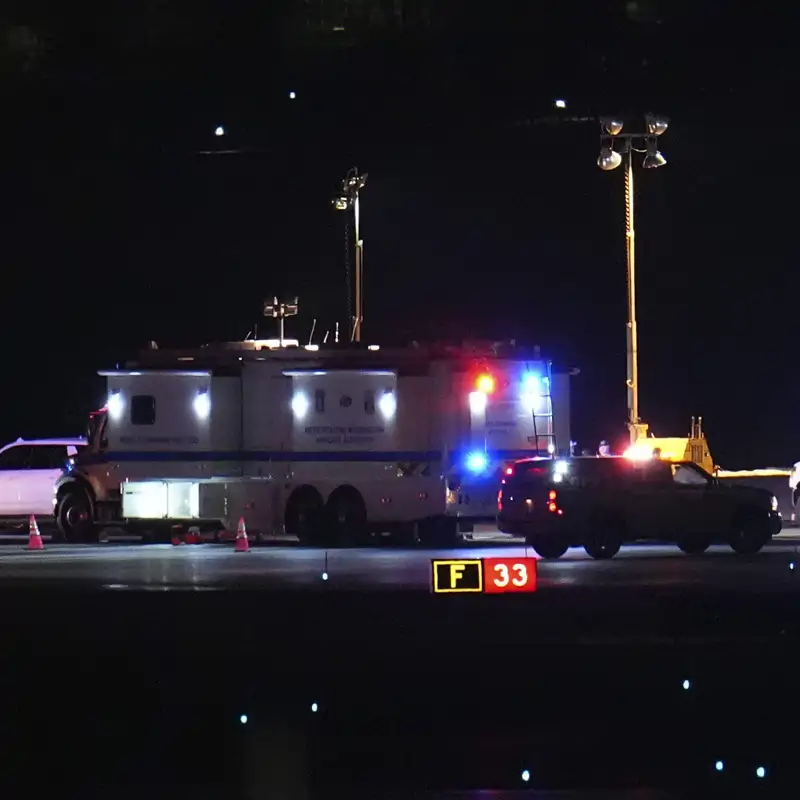 Lo que sabemos sobre el accidente aéreo entre un avión de pasajeros y un helicóptero militar en Washington D.C.