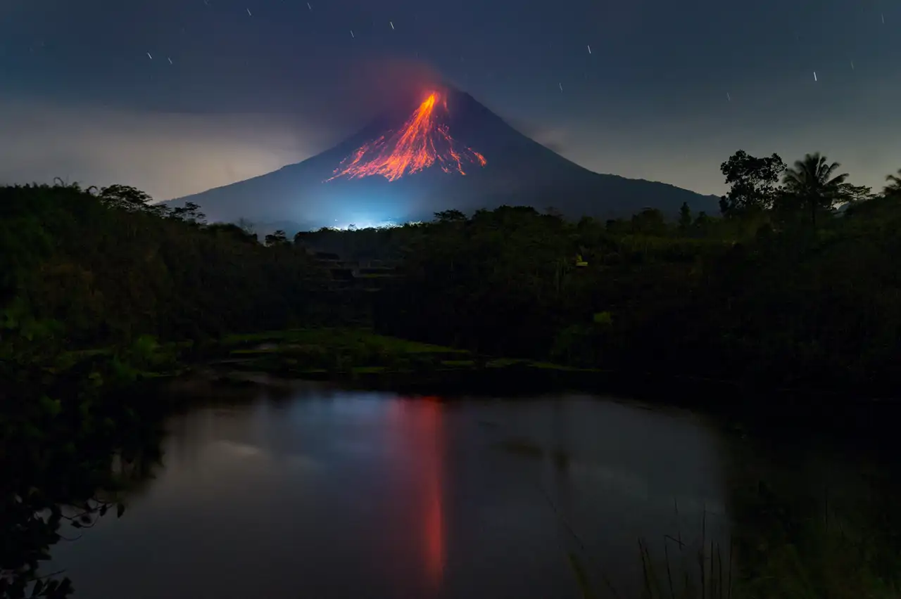 https://content.nationalgeographic.com.es/medio/2025/02/04/2733-7021-simjhonesgozali-indonesia-nationalawards-landscape-2025_12974532_250204182919_1280x852.webp